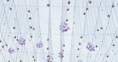 Tel üzerinde sokak çelenk