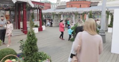 Parkta Paskalya figürleri