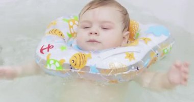 Bebek banyoda yüzüyor.