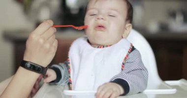 Çocuk oğlan olduğunu yaramaz at the masa