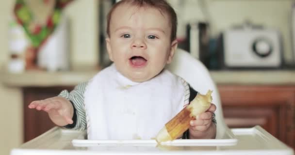 Bambino ragazzo mangiare una banana — Video Stock