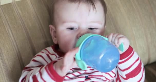 赤ちゃんの少年は、水を飲む — ストック動画