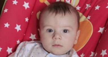 Bebek beşiğinde mutludur