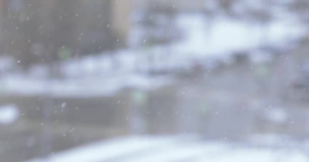 Det snöar på vägen — Stockvideo