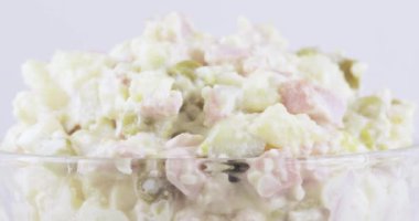 Salata Olivier bir vazoda