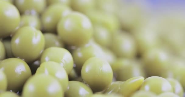 Green peas in bulk — Stock Video