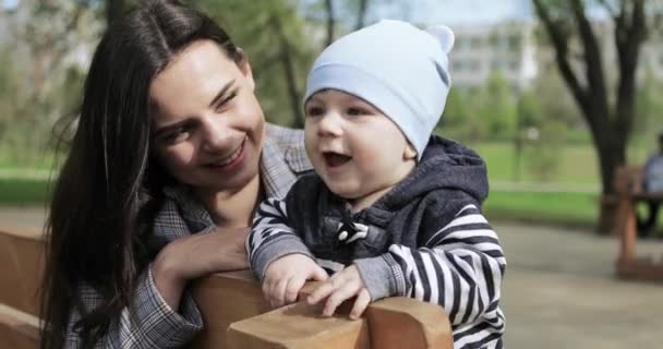 Baby jongen met moeder in het Park — Stockvideo