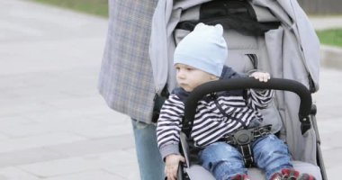 Bebek arabasında bebekli anne