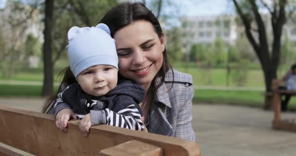 Baby jongen met moeder in het Park — Stockvideo