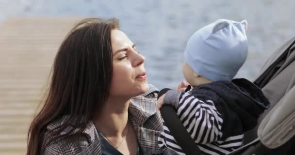 Mãe com um bebê em um carrinho — Vídeo de Stock