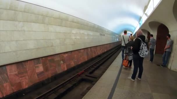 Пассажиры в метро — стоковое видео