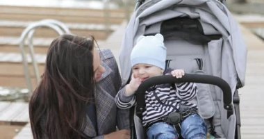 Bebek arabasında bebekli anne