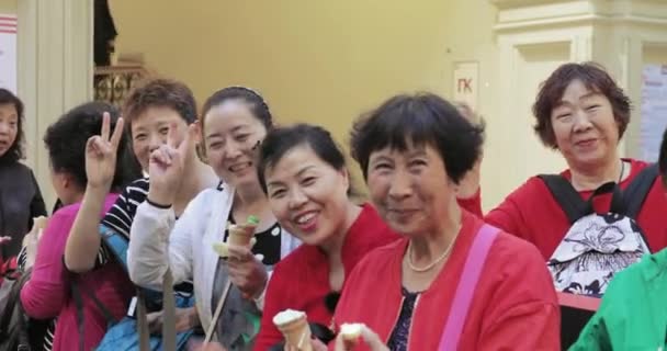 Kinesiska turister i tuggummi — Stockvideo