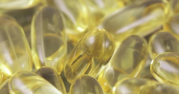 Fish oil in capsules — Stock Video