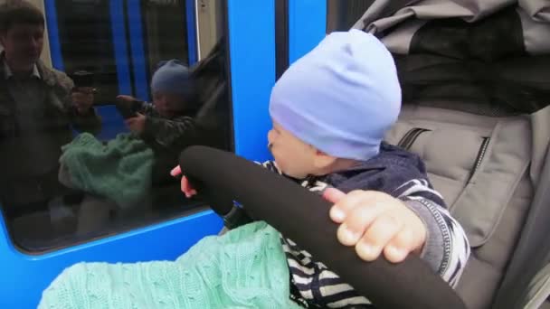 Baby pojke i tunnelbanan — Stockvideo