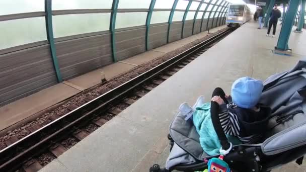 Малыш в метро — стоковое видео