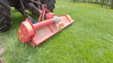 Çim biçme traktörü