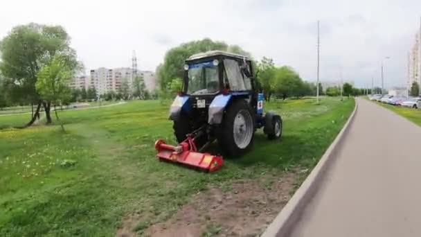 Ciągnik do koszenia trawnika — Wideo stockowe