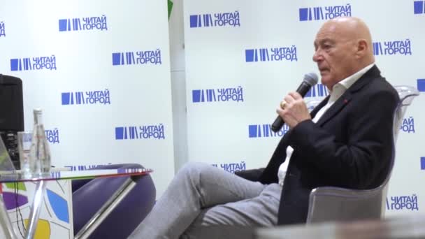 Vladimir Pozner bij de presentatie van het boek — Stockvideo