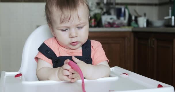 Fiú gyermek étkezési retek — Stock videók