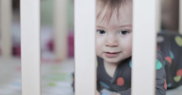 Niño en una cuna — Vídeos de Stock