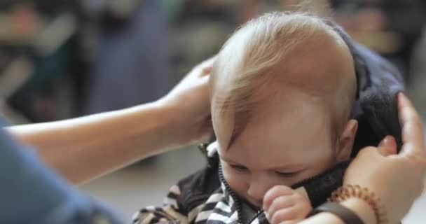 Baby jongen in het winkelcentrum — Stockvideo