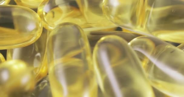 Fish oil in capsules — Stock Video