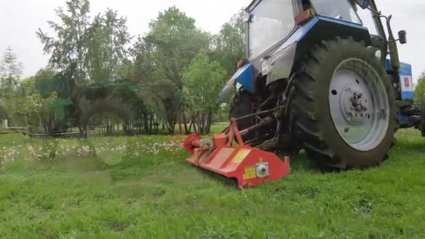 Tractor de siega de césped — Vídeos de Stock