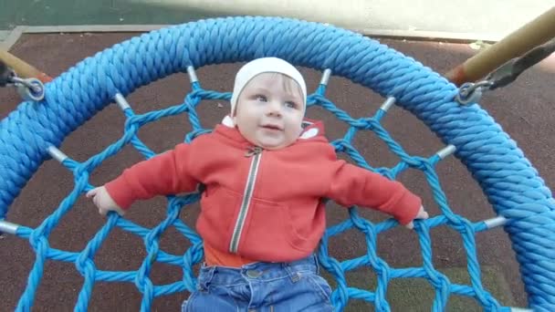 Ragazzo bambino cavalcare su un swing — Video Stock