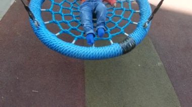 Bir salıncakta erkek çocuk binmek