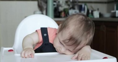 Erkek çocuk turp yiyor