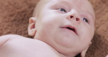 Yatak levha bebek üzerinde yalan