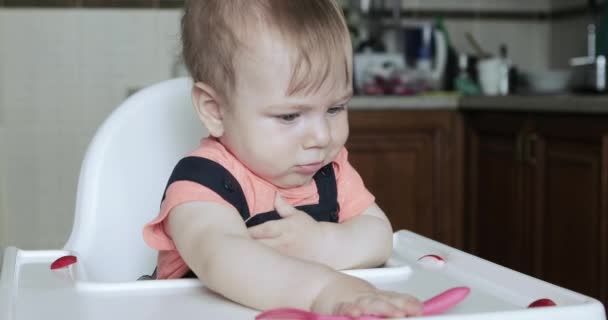 Boy child eating radishes — Stock Video