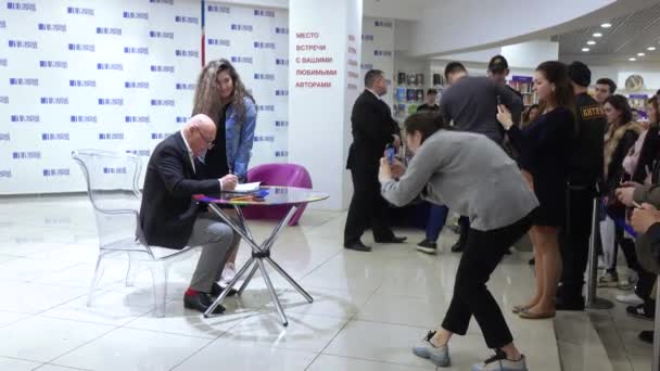 Vladimir Pozner bij de presentatie van het boek — Stockvideo
