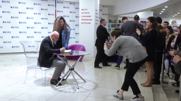 Vladimir Pozner at the presentation of the book — Stock Video