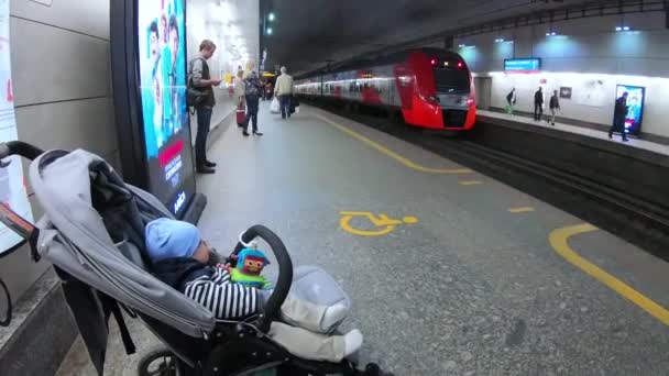 Niño en el metro — Vídeo de stock