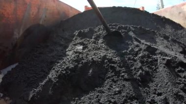 Damperli kamyonda asfalt bitüm