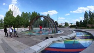 Çeşme ve oynayan çocuklar