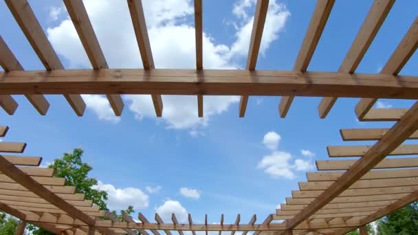 Pérgola de madera en el parque — Vídeos de Stock