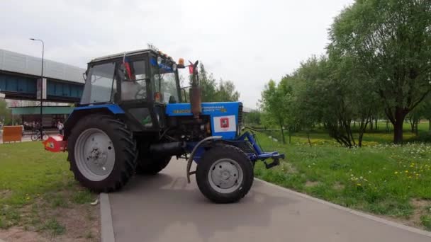 Gräsklippning traktor — Stockvideo