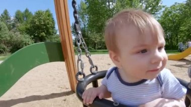 bir salıncak üzerinde erkek bebek