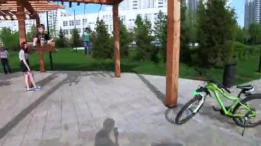 Bir bebek arabası ile parkta yürümek