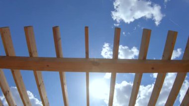 Parkta ahşap pergola