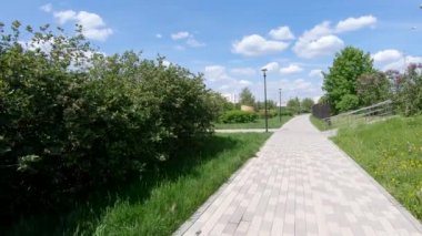 Şehir parkındaki sokak.