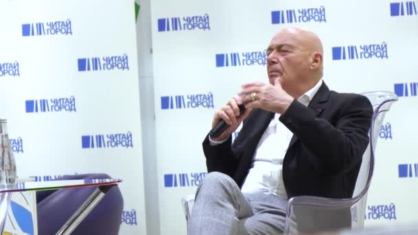 Vladimir Pozner bij de presentatie van het boek — Stockvideo