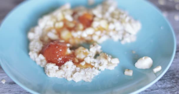 Farine d'avoine dans une assiette avec confiture