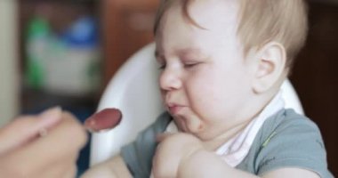 Bebek püre yapmayı reddediyor.