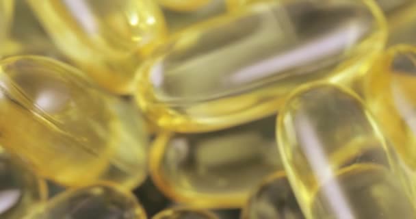 Fish oil in capsules — Stock Video