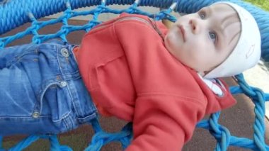 Bir salıncakta erkek çocuk binmek