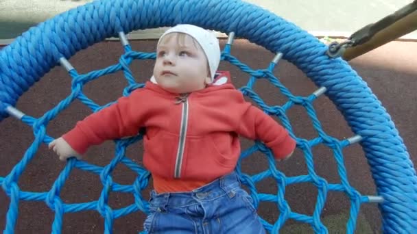 Ragazzo bambino cavalcare su un swing — Video Stock